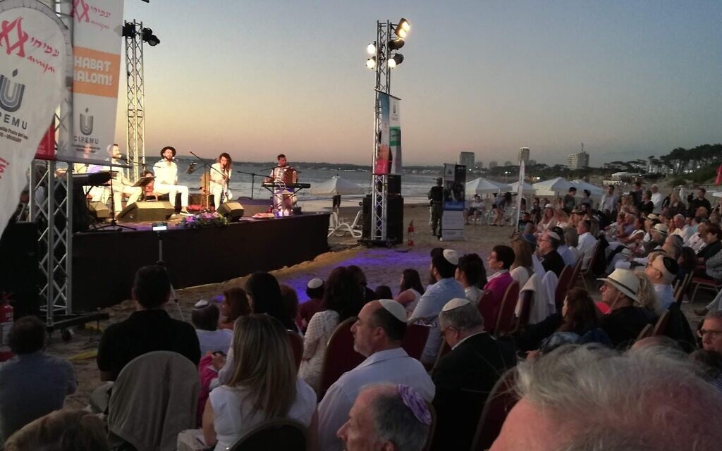 La CIPEMU de Punta del Este, en Uruguay, organise des événements de shabbat sur la plage. (Crédit: CIPEMU/ via JTA)