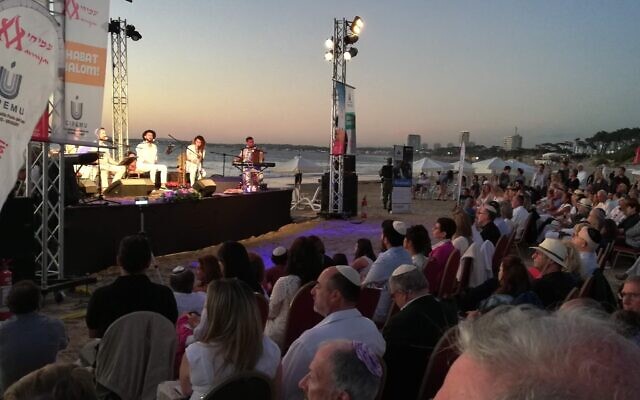 La CIPEMU de Punta del Este, en Uruguay, organise des événements de shabbat sur la plage. (Crédit: CIPEMU/ via JTA)