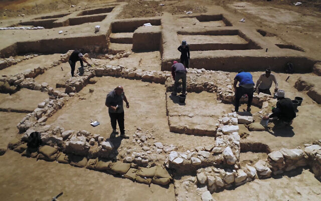 Photographie aérienne d'une mosquée du 7e siècle aux abords de Rahat. (Crédit : Emil Aladjem, Israel Antiquities Authority)