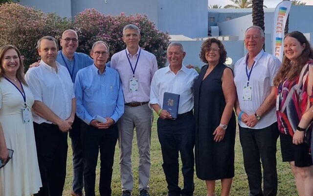 De droite à gauche, le rabbin Leah Muhlstein, Yaron Shavit, Didi Almog, le président présumé de l'Agence juive Doron Almog, le président de l'Union pour la réforme du judaïsme Rick Jacobs, le ministre des Affaires de la Diaspora Nachman Shai, Yair Lotstein, le rabbin et député Gilad Kariv et la directrice du Mouvement Réformé et Progressiste juif en Israël Anna Kislanski lors de la conférence biennale du Mouvement Réformé au kibboutz Shefayim, le 17 juin 2022. (Crédit: Mouvement Réformé)