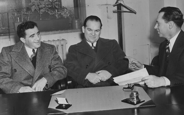 Abe 'Kid Twist' Reles, à gauche, et Buggsy Goldstein, au centre, partageant un fou rire. (Crédit: Photographie du Brooklyn Daily Eagle, PORT-0744, Bibliothèque publique de Brooklyn, Center for Brooklyn History/courtesy Michael Benson)