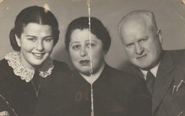 Lily Toth, à gauche, sur une photo non datée avec ses parents avant leur mort en 1944. (Crédit: Courtoisie de Toth/ via JTA)