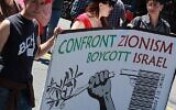 Illustration : Pancarte appelant au boycott d’Israël lors d’une manifestation anti-israélienne à San Francisco, en avril 2011. (Crédit : CC BY-dignidadrebelde, Flickr)