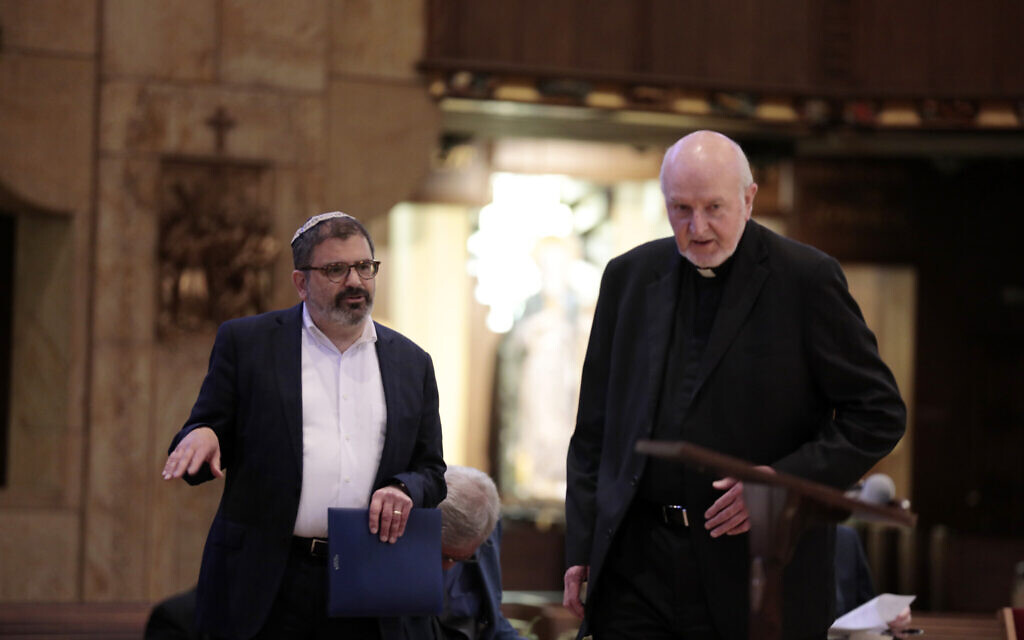 Le rabbin Asher Lopatin, à gauche, du JCRC/AJC, échange avec Mgr. Patrick Halfpenny au sanctuaire de la Petite Fleur à Royal Oak, Michigan, le 31 mai 2022. (Crédit : Jeff Kowalsky pour JTA)