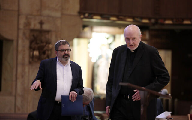 Le rabbin Asher Lopatin, à gauche, du JCRC/AJC, échange avec Mgr. Patrick Halfpenny au sanctuaire de la Petite Fleur à Royal Oak, Michigan, le 31 mai 2022. (Crédit : Jeff Kowalsky pour JTA)