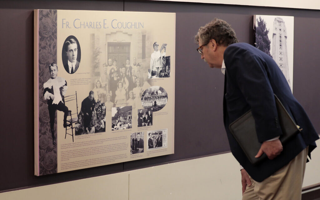 Levi Smith regarde une plaque du Père Charles Coughlin dans le hall du Sanctuaire de la Petite Fleur à Royal Oak, Michigan, le 31 mai 2022, avant une "discussion sur les relations entre Juifs et catholiques". L'événement était co-parrainé par le JCRC/AJC de Détroit et l'archidiocèse de Détroit. Le sanctuaire a été fondé par le père Coughlin, qui avait une émission de radio antisémite dans les années 1930. (Crédit : Jeff Kowalsky pour JTA)