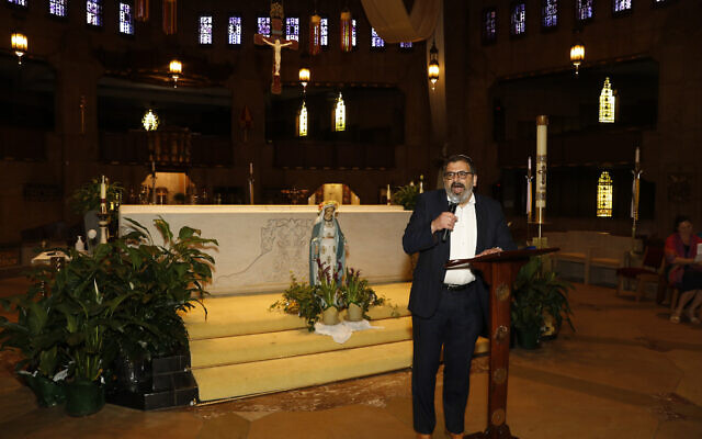 Le rabbin Asher Lopatin, à gauche, du JCRC/AJC au sanctuaire de la Petite Fleur à Royal Oak, Michigan, le 31 mai 2022. (Crédit : Jeff Kowalsky pour JTA)