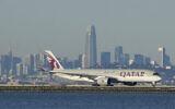 Un avion de Qatar Airways se prépare à décoller de l’aéroport international de San Francisco pendant la pandémie de coronavirus à San Francisco, le 22 décembre 2020 (Crédit : AP Photo/Jeff Chiu, archive)