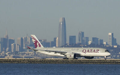 Un avion de Qatar Airways se prépare à décoller de l’aéroport international de San Francisco pendant la pandémie de coronavirus à San Francisco, le 22 décembre 2020 (Crédit : AP Photo/Jeff Chiu, archive)