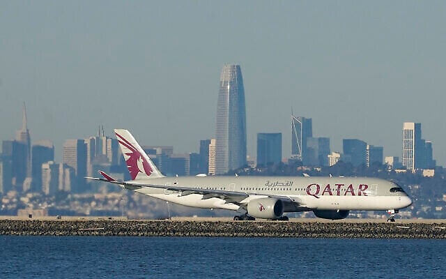 Un avion de Qatar Airways se prépare à décoller de l’aéroport international de San Francisco pendant la pandémie de coronavirus à San Francisco, le 22 décembre 2020 (Crédit : AP Photo/Jeff Chiu, archive) Un avion de Qatar Airways se prépare à décoller de l’aéroport international de San Francisco pendant la pandémie de coronavirus à San Francisco, le 22 décembre 2020 (Crédit : AP Photo/Jeff Chiu, archive)