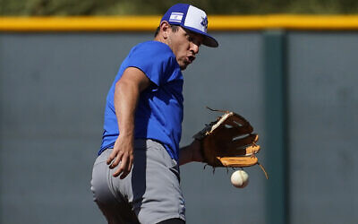 Le joueur de baseball olympique israélien Ian Kinsler s'entraîne sur le terrain au centre d'entraînement de printemps de Salt River Fields, à Scottsdale, Arizona, le 12 mai 2021.(Crédit: AP Photo/Matt York)