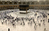 Des pélerins musulmans tournent autour de la Kaaba, l'ouvrage cubique de la Grande Mosquée, revêtus de masques faciaux et respectueux des distances, un jour avant le pèlerinage annuel du hajj, le 17 juillet 2021. (Crédit : AP Photo/Amr Nabil)