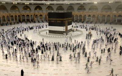 Des pélerins musulmans tournent autour de la Kaaba, l'ouvrage cubique de la Grande Mosquée, revêtus de masques faciaux et respectueux des distances, un jour avant le pèlerinage annuel du hajj, le 17 juillet 2021. (Crédit : AP Photo/Amr Nabil)