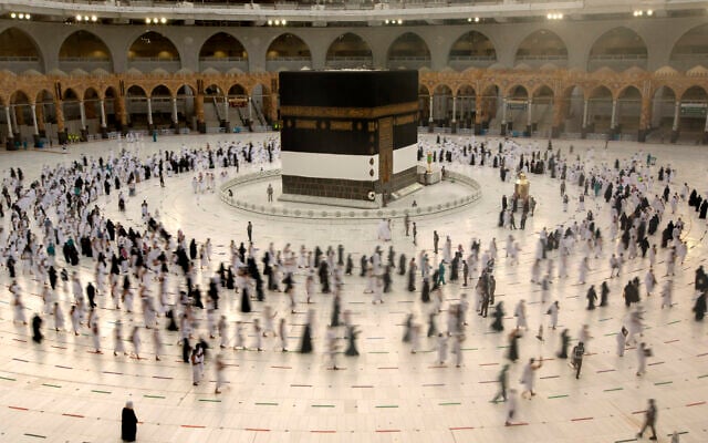 Des pélerins musulmans tournent autour de la Kaaba, l'ouvrage cubique de la Grande Mosquée, revêtus de masques faciaux et respectueux des distances, un jour avant le pèlerinage annuel du hajj, le 17 juillet 2021. (Crédit : AP Photo/Amr Nabil)