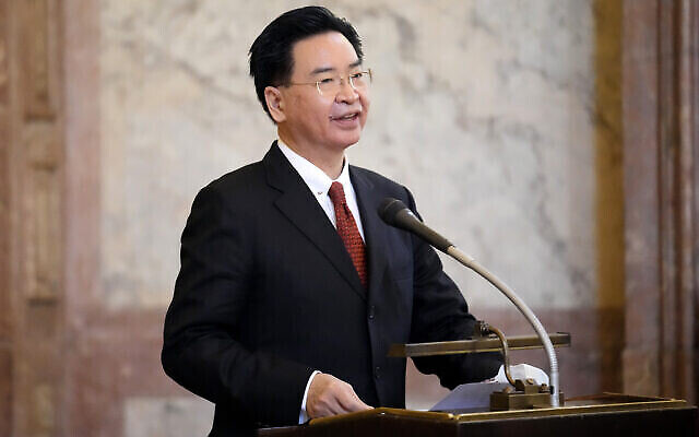 Le ministre des Affaires étrangères de Taïwan, Joseph Wu, prononce un discours lors de sa visite au Sénat tchèque à Prague, en République tchèque, le mercredi 27 octobre 2021. (Crédit : AP Photo/Petr David Josek) Le ministre des Affaires étrangères de Taïwan, Joseph Wu, prononce un discours lors de sa visite au Sénat tchèque à Prague, en République tchèque, le mercredi 27 octobre 2021. (Crédit : AP Photo/Petr David Josek)