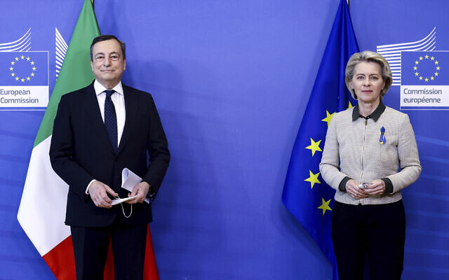 La présidente de la Commission européenne Ursula von der Leyen, à droite, salue le Premier ministre italien Mario Draghi avant une rencontre au siège de l'UE à Bruxelles, le 7 mars 2022. (Crédit : Kenzo Tribouillard, Pool Photo via AP) La présidente de la Commission européenne Ursula von der Leyen, à droite, salue le Premier ministre italien Mario Draghi avant une rencontre au siège de l'UE à Bruxelles, le 7 mars 2022. (Crédit : Kenzo Tribouillard, Pool Photo via AP)