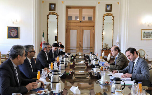 In this photo released by the Iranian Foreign Ministry, Enrique Mora, diplomate de l'Union européenne, deuxième à droite, lors d'une rencontre avec le haut-négociateur iranien sur le sujet du nucléaire Ali Bagheri Kani, troisième à gauche, au ministère iranien des Affaires étrangères à Téhéran, le 27 mars 2022. (Crédit : Iranian Foreign Ministry via AP)