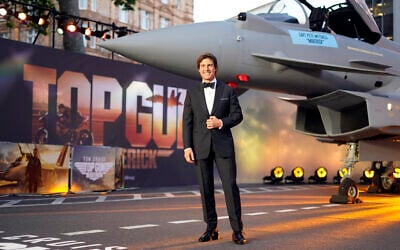 Tom Cruise posant pour les médias lors de la première britannique de "Top Gun Maverick", dans un cinéma du centre de Londres, le 19 mai 2022. (Crédit : Alberto Pezzali/AP)