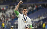 Le gardien de but du Real Madrid Thibaut Courtois après la victoire du club en Ligue des Champions à l'issue d'un match contre Liverpool au stade de France à Saint Denis, près de Paris, le29 mai 2022. (Crédit : AP Photo/Kirsty Wigglesworth)