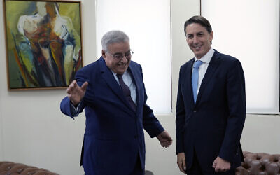Le ministre libanais des Affaires étrangères Abdallah Bouhabib, à gauche, rencontre l'envoyé américain pour les affaires énergétiques Amos Hochstein à Beyrouth, au Liban, le 14 juin 2022. (Crédit : Bilal Hussein/AP)