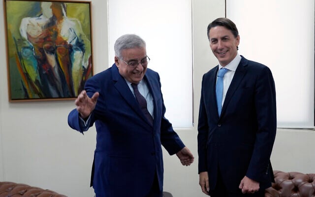 Le ministre libanais des Affaires étrangères Abdallah Bouhabib, à gauche, rencontre l'envoyé américain pour les affaires énergétiques Amos Hochstein à Beyrouth, au Liban, le 14 juin 2022. (Crédit : Bilal Hussein/AP) Le ministre libanais des Affaires étrangères Abdallah Bouhabib, à gauche, rencontre l'envoyé américain pour les affaires énergétiques Amos Hochstein à Beyrouth, au Liban, le 14 juin 2022. (Crédit : Bilal Hussein/AP)