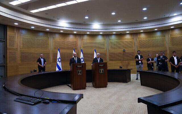 Le Premier ministre israélien Naftali Bennett, à gauche, annonce la chute de son gouvernement de coalition lors d’une déclaration conjointe avec le ministre des Affaires étrangères Yair Lapid, à la Knesset, le 20 juin 2022. (Crédit : AP Photo/Maya Alleruzzo)