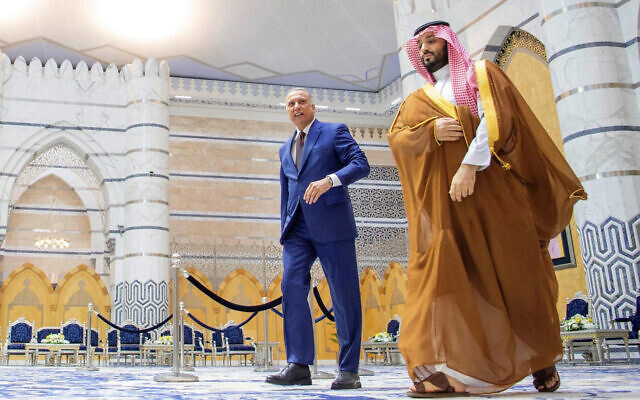 Sur cette photo publiée par le Palais royal saoudien, le prince héritier saoudien Mohammed bin Salman, à droite, accompagne le Premier ministre irakien Mustafa al-Kadhimi, à son arrivée à l'aéroport international King Abdulaziz à Jiddah, en Arabie saoudite, samedi 25 juin 2022. (Crédit : Bandar Aljaloud/Palais royal saoudien via AP) Sur cette photo publiée par le Palais royal saoudien, le prince héritier saoudien Mohammed bin Salman, à droite, accompagne le Premier ministre irakien Mustafa al-Kadhimi, à son arrivée à l'aéroport international King Abdulaziz à Jiddah, en Arabie saoudite, samedi 25 juin 2022. (Crédit : Bandar Aljaloud/Palais royal saoudien via AP)