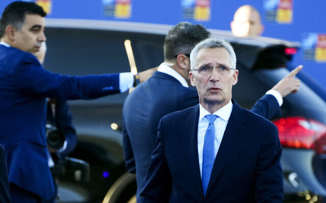 Le secrétaire général de l'OTAN, M. Jens Stoltenberg, arrive pour un sommet de l'OTAN à Madrid (Espagne), le mercredi 29 juin 2022. (Crédit : AP Photo/Paul White) Le secrétaire général de l'OTAN, M. Jens Stoltenberg, arrive pour un sommet de l'OTAN à Madrid (Espagne), le mercredi 29 juin 2022. (Crédit : AP Photo/Paul White)