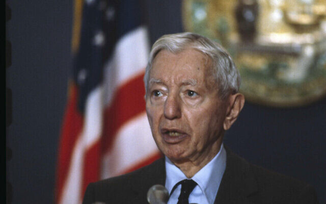 L'amiral à la retraite Hyman Rickover annonce la création de l’Institut Rickover, le 24 mai 1984. (Crédit : AP Photo)