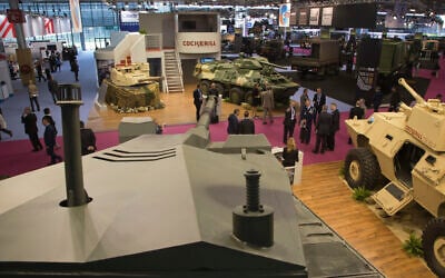 Illustration : Vue générale du salon de la défense et de la sécurité Eurosatory, à Villepinte, près de Paris, le 16 juin 2014. (Crédit : Michel Euler/AP)