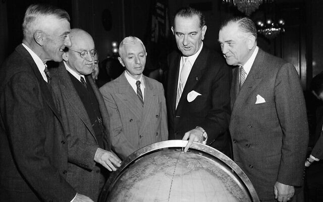 Le sénateur américain, Lyndon Johnson, montre le pôle sur un globe, aux côtés de  Hyman Rickover, au centre, et du Sénateur John Stennis, à droite, le 6 janvier 1958. (Crédit : AP Photo/Henry Griffin)