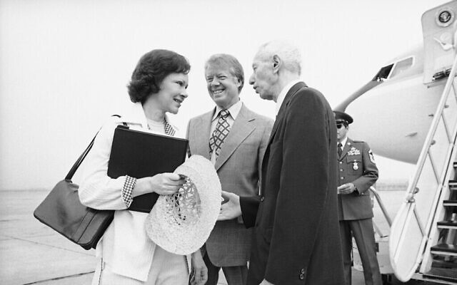 L'amiral Hyman Rickover, à droite, saluant le président américain de l'époque, Jimmy Carter, et la première dame, Rosalynn Carter, à l'aéroport de Brunswick, en Géorgie alors qu'ils partent pour Port Canaveral, en Floride, pour visiter et monter à bord du sous-marin USS Los Angeles, le 27 mai 1977. (Crédit: AP Photo/Charles Harrity)