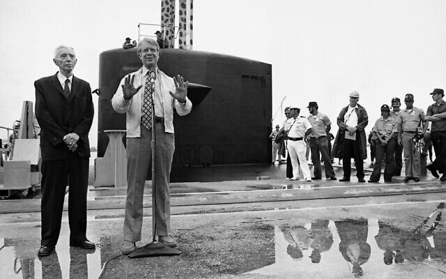 L’amiral Hyman Rickover, à gauche, se tient debout alors que le président américain Jimmy Carter raconte aux journalistes son voyage sous-marin à bord du sous-marin nucléaire USS Los Angeles, le 28 mai 1977. (Crédit : Photo AP)