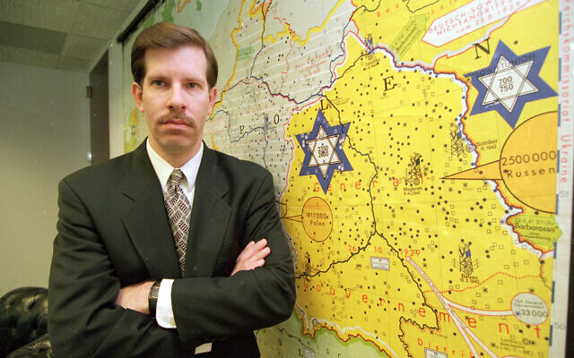 Eli Rosenbaum, ancien chef du Breau des enquêtes spéciales au ministère de la Justice, pose à côté d'une carte de l'Allemagne pendant la Seconde guerre mondiale qui montre les lieux des camps de concentration à Washington, le 29 mars 1995. (Crédit : AP Photo) Eli Rosenbaum, ancien chef du Breau des enquêtes spéciales au ministère de la Justice, pose à côté d'une carte de l'Allemagne pendant la Seconde guerre mondiale qui montre les lieux des camps de concentration à Washington, le 29 mars 1995. (Crédit : AP Photo)