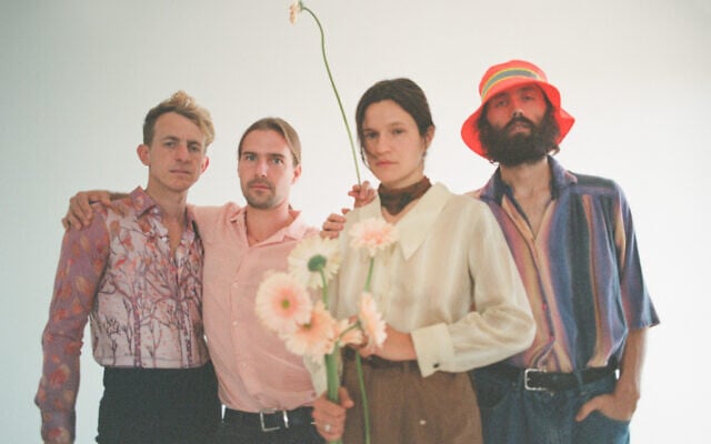 Big Thief (de gauche à droite) : Buck Meek, Max Oleartchik, Adrianne Lenker et James Krivchenia. (Crédit: Alexa Viscius) Big Thief (de gauche à droite) : Buck Meek, Max Oleartchik, Adrianne Lenker et James Krivchenia. (Crédit: Alexa Viscius)