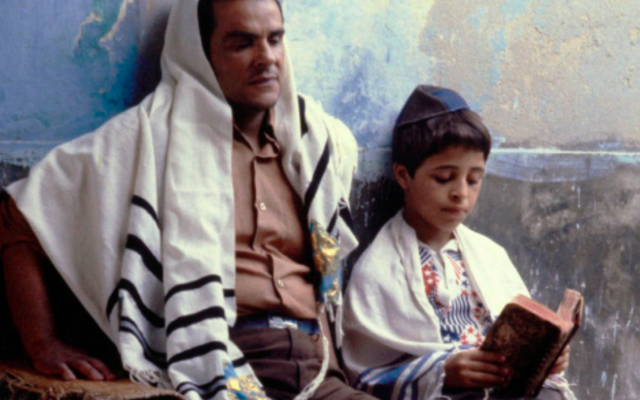 Didi Bchiri et son fils Éric lors de la prière du petit matin, shaarit. (Crédit : Jacques Pérez / Musée d’art et d’histoire du judaïsme, Paris)
