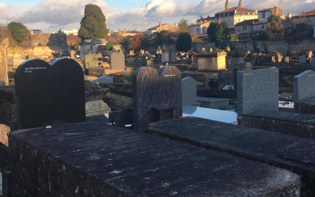 Le Cimetière des Juifs portugais, situé sur le Cours de l’Yser, à Bordeaux. (Crédit : Lisaxelle / CC BY-SA 4.0)