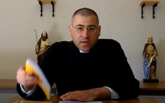 L’Abbé Olivier Rioult dans une vidéo publiée en 2013. (Crédit : capture d’écran YouTube d’une vidéo du compte ‘Gentil Loup’)
