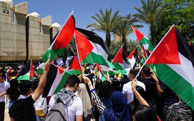Des étudiants israéliens et pro-palestiniens manifestant à l’université Ben Gurion de Beer Sheva, le 23 mai 2022. (Crédit : Emanuel Fabian/Times of Israel)