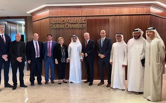 La ministre de l'Économie et de l'Industrie, Orna Barbivai, rencontre un membre de la Chambre de Dubaï, en juin 2022. (Crédit: Ministère de l'Économie et de l'Industrie) La ministre de l'Économie et de l'Industrie, Orna Barbivai, rencontre un membre de la Chambre de Dubaï, en juin 2022. (Crédit: Ministère de l'Économie et de l'Industrie)
