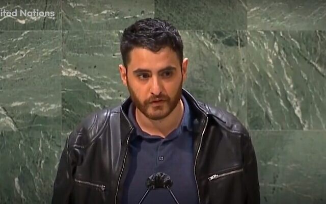 Capture d'écran d'une vidéo du pète et activiste Mohammed Al-Kurd s'exprimant lors d'un événement de solidarité aux Nations unies, au mois de novembre 2021. (Crédit : YouTube) Capture d'écran d'une vidéo du pète et activiste Mohammed Al-Kurd s'exprimant lors d'un événement de solidarité aux Nations unies, au mois de novembre 2021. (Crédit : YouTube)