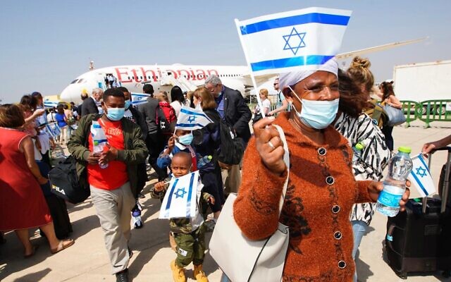 De nouveaux immigrants éthiopiens atterrissent à l'aéroport Ben Gurion le 1er juin 2022. (Crédit: Maxim Dinshtein)