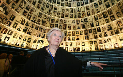 La Belge Andrée Geulen-Herscovici pose lors d’une visite à la Salle des Noms au Musée de la Shoah de Yad Vashem, à Jérusalem, le 18 avril 2007. (Crédit : Orel Cohen/Flash 90)