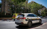 Illustration : Une voiture de police et une ambulance, à Petah Tikva, le 4 août 2017. (Crédit: Roy Alima/Flash90)