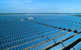 Vue du projet "Halutziot", qui comprend la construction d'une centrale solaire de 55 mégawatts en tant que co-entreprise des communautés de la nouvelle région pionnière, dans le sud d'Israël. Le 16 novembre 2017. (Crédit: Moshe Shai/Flash90)