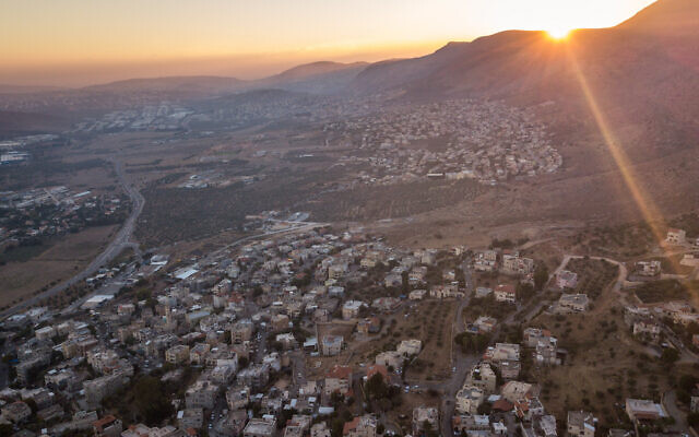 Une vue aérienne de Rameh, ville arabe de la Galilée occidentale, le 20 août 2018. (Crédit : Matanya Tausig/Flash90) Une vue aérienne de Rameh, ville arabe de la Galilée occidentale, le 20 août 2018. (Crédit : Matanya Tausig/Flash90)
