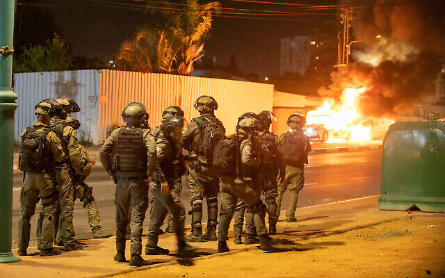 Les forces de police à Lod pendant une émeute ethnique dans la ville mixte Lod, dans le centre d’Israël, le 12 mai 2021. (Crédit : Yossi Aloni/Flash90) Les forces de police à Lod pendant une émeute ethnique dans la ville mixte Lod, dans le centre d’Israël, le 12 mai 2021. (Crédit : Yossi Aloni/Flash90)