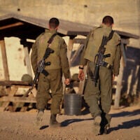 Illustration : Des soldats israéliens dans une base du nord d'Israël, le 19 mai 2021. (Crédit: David Cohen/Flash90)