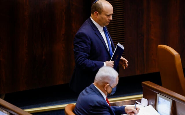 Le Premier ministre Naftali Bennett marche à côté du leader de l'opposition Benjamin Netanyahu dans la salle de l'assemblée pour une session spéciale en mémoire du premier Premier ministre israélien David Ben Gurion, le 8 novembre 2021. (Crédit: Olivier Fitoussi/Flash90) Le Premier ministre Naftali Bennett marche à côté du leader de l'opposition Benjamin Netanyahu dans la salle de l'assemblée pour une session spéciale en mémoire du premier Premier ministre israélien David Ben Gurion, le 8 novembre 2021. (Crédit: Olivier Fitoussi/Flash90)