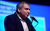Le ministre du Logement et de la Construction, Zeev Elkin, assistant à une conférence à Modiin, le 5 décembre 2021. (Crédit : Tomer Neuberg/Flash90)